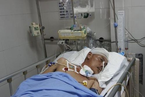 Xót xa cảnh người đàn ông 'gà trống nuôi con' bị xuất huyết não nằm bất động, bỏ 2 con thơ nheo nhóc