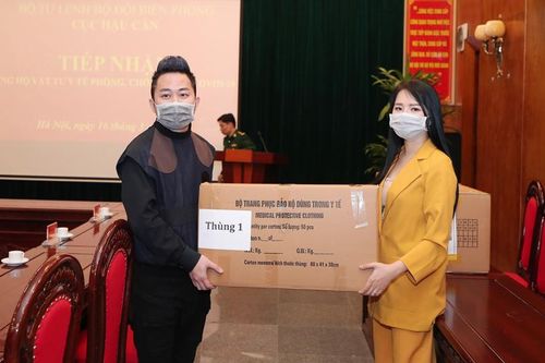 Tùng Dương cùng đồng nghiệp trao tặng trang bị bảo hộ chống Covid-19