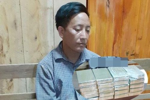 Nhận vận chuyển 20 bánh heroin giá 30 triệu đồng