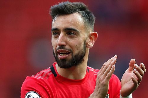 Bruno Fernandes khiến fan 'phát sốt' khi tâng... cuộn giấy vệ sinh thay bóng
