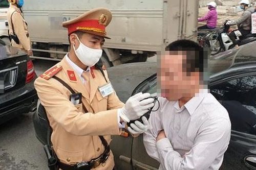 Sau va chạm, tài xế ô tô 'lòi' vi phạm nồng độ cồn