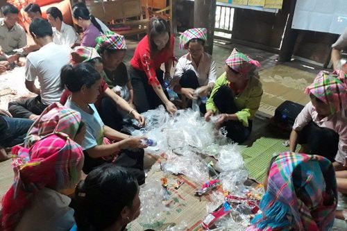 Phụ nữ Cao Bằng 'đẩy lùi' rác thải nhựa