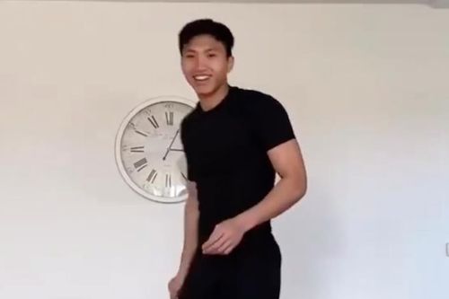 Văn Hậu lỡ sút vỡ đồng hồ khi tập luyện tại nhà