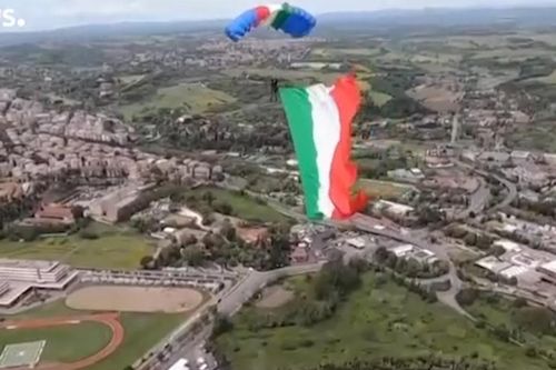 Quốc kỳ Italy khổng lồ trên bầu trời Rome cổ vũ đoàn kết giữa dịch