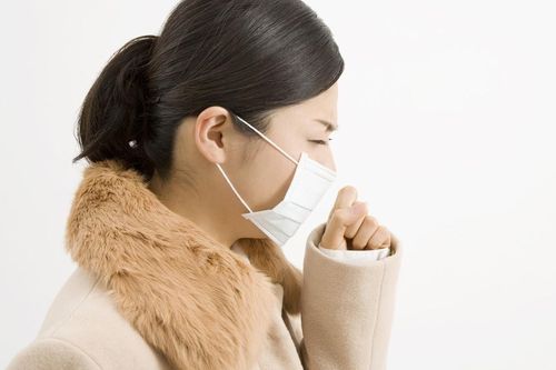Những việc cần làm khi bị sốt, ho, đau họng, khó thở