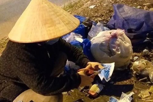 Cô lượm ve chai cắt đôi khẩu trang cũ để kẻ xấu không bán lại