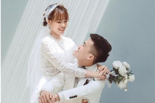 Đôi sinh viên bị hiểu nhầm tranh thủ cưới khi nghỉ học mùa dịch