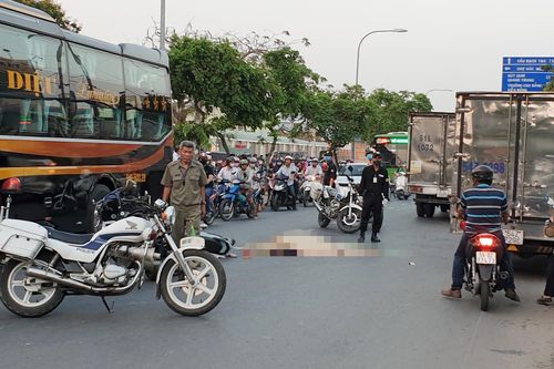 Nữ nhân viên ngân hàng bị xe buýt cán nát đôi chân