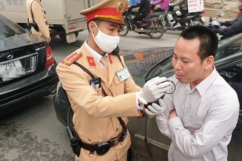 Tài xế húc vào xe Mercedes đang dừng đèn đỏ vi phạm nồng độ cồn