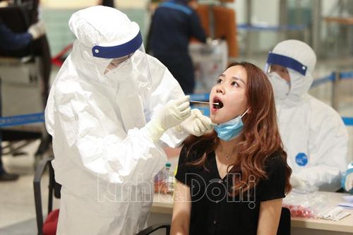 Cận cảnh quy trình khai báo y tế khi nhập cảnh tại sân bay Nội Bài