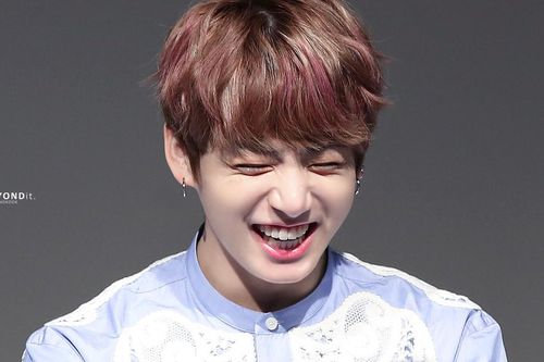 Phát hiện thói quen cực đáng yêu khi cười của Jungkook BTS!