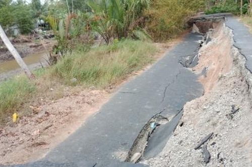 Cà Mau: Hiện tượng đường giao thông sụt lún nghiêm trọng lại xuất hiện ở huyện Trần Văn Thời