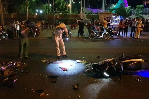 Hai xe máy 'đấu đầu', 1 người chết, 2 người nguy kịch