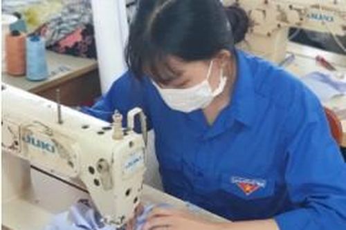 An Giang: May 5000 khẩu trang tặng sinh viên và người dân