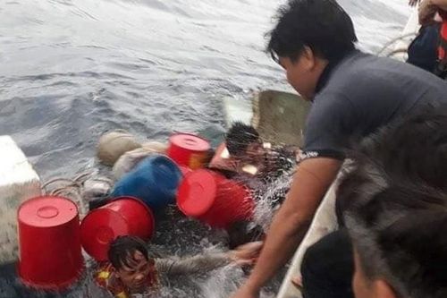Tàu cá bị chìm, 6 thuyền viên kết thùng nhựa làm bè lênh đênh trên biển