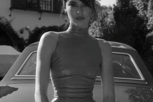 Mặc bó sát, 'chân dài đắt giá nhất thế giới' khoe đường cong tuyệt mỹ