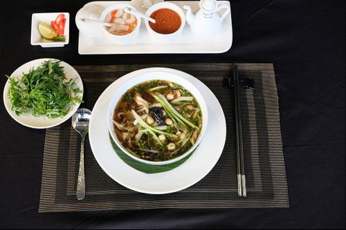 Đi tìm sự mới lạ của phở thuốc bắc