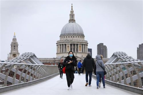 Giá vé máy bay tăng 174% khi người Trung Quốc 'chạy dịch' khỏi châu Âu