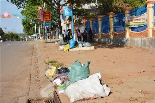 Rác thải tại thị trấn Buôn Trấp nhiều ngày không được thu gom
