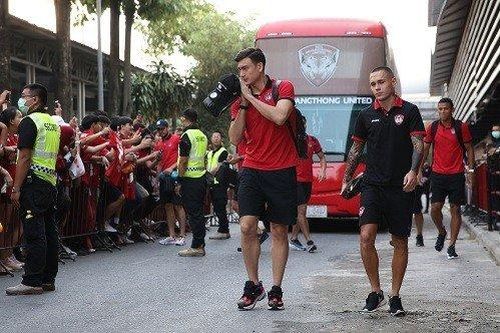 Văn Lâm mất suất bắt chính ở Muangthong United: Nên bước tiếp hay dừng lại?