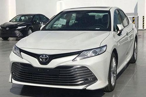 Toyota Camry giảm giá mạnh tại đại lý, đối đầu với Honda Accord, Mercedes-Benz C 180