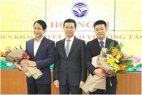 Bộ trưởng Nguyễn Mạnh Hùng bổ nhiệm người phụ trách Trung tâm Internet Việt Nam