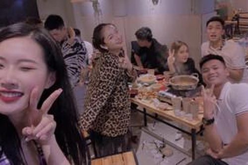 Quang Hải vừa quay lại với Nhật Lê, Huyền My liền lộ ảnh đi chơi thân thiết với hai cầu thủ khác