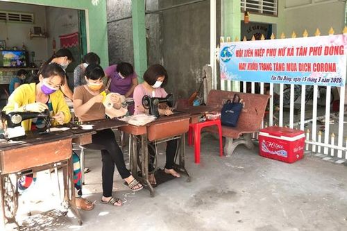 Hội viên phụ nữ Đồng Tháp may khẩu trang vải phát miễn phí cho người dân