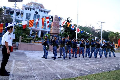Tổ quốc nhìn từ biển (Bài 1)