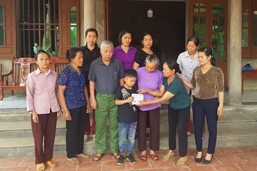 Hai trẻ mồ côi cần được cộng đồng giúp đỡ
