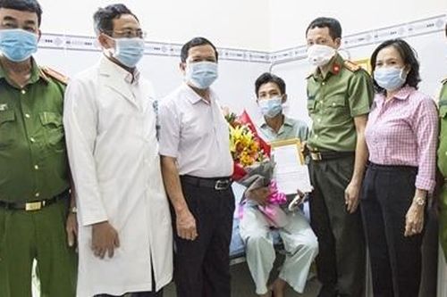 Trao thư của Bộ trưởng Tô Lâm khen Công an viên dũng cảm