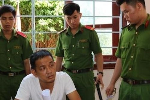 Lao ôtô vào xe máy của đối thủ, bắt người đánh đập