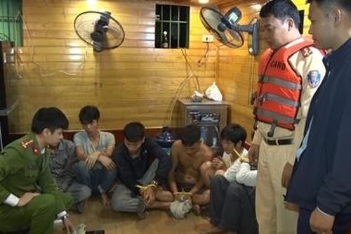 Tổ chức đánh bạc trên sông Đáy