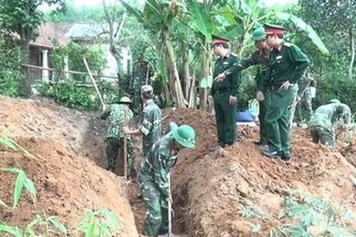 Phát hiện 2 bộ hài cốt liệt sĩ trong vườn nhà dân