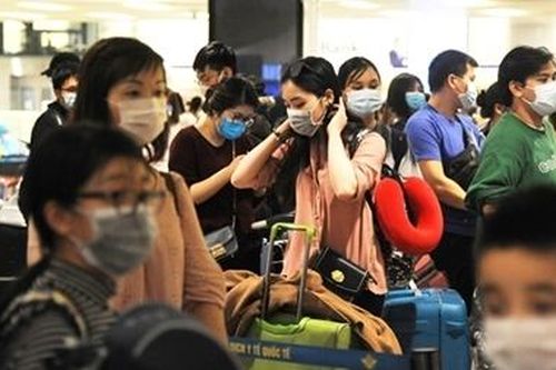 Thông báo bằng 6 ngôn ngữ tìm hành khách trên 8 chuyến bay có người nhiễm COVID-19