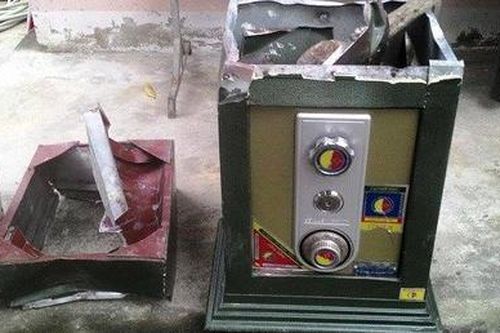 Két sắt trên ghe đậu dưới sông bị phá, 370 triệu đồng 'bốc hơi'