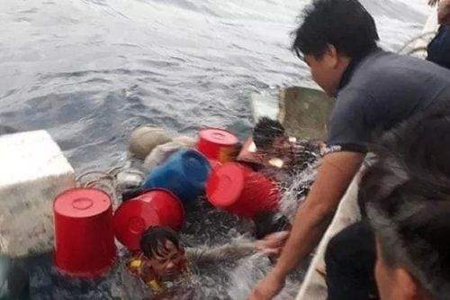 Chìm tàu cá, 6 ngư dân ôm can nhựa lênh đênh suốt 6 giờ trên biển