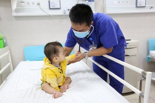 Trẻ sốt liên tục 6 ngày, bố mẹ tá hỏa khi biết con mắc bệnh hiếm gặp