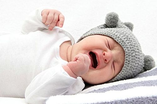Trẻ muốn nói gì khi vừa khóc vừa vặn mình, ưỡn người?