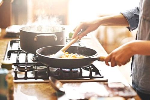 Bỗng mắc bệnh vì... cái nồi!
