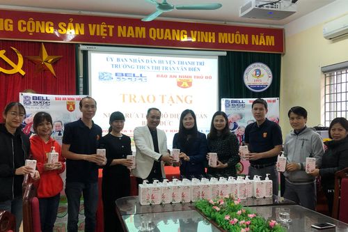 Chung tay chăm sóc sức khỏe học đường với 1.000 chai nước rửa tay diệt khuẩn