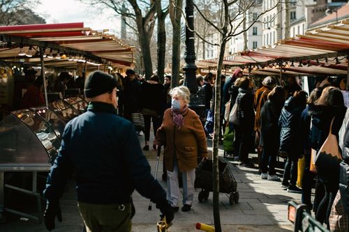 Người Paris vẫn duy trì mua sắm, tiểu thương cam kết không tăng giá