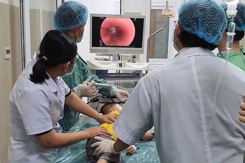 Bé trai nuốt kim bơm bóng dài 2,5 cm