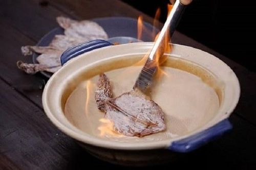 Bỏng nặng vì nướng mực bằng cồn