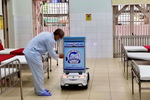 Đưa thức ăn cho người mắc Covid-19 bằng robot