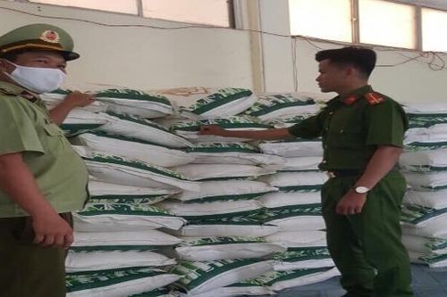 Tạm giữ hơn 20 tấn đường tinh luyện do nước ngoài sản xuất không có nhãn phụ tiếng Việt