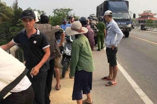 'Ngã ngửa' với lý do chiếc xe bị bỏ lại trên cầu khiến trăm người hoảng hốt