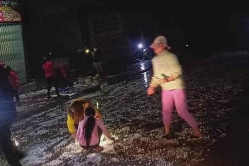 Giông lốc, mưa đá làm hỏng mái 82 nhà dân ở Lào Cai
