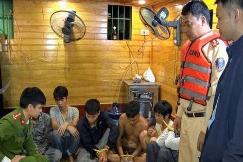 Bắt quả tang 6 đối tượng đánh bạc trên sông Đáy