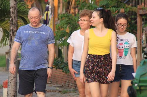 Khách quốc tế không mang khẩu trang tản bộ, tắm biển ở Nũi Né mùa dịch Covid-19